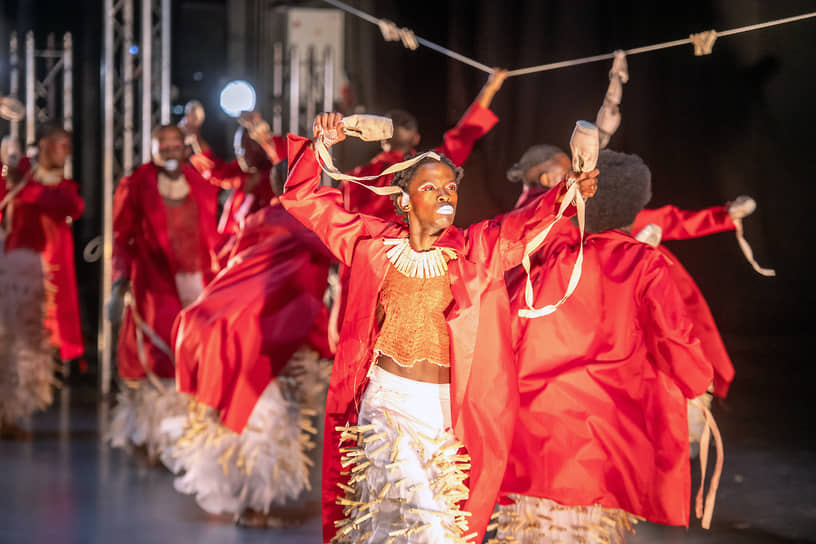 В руках танцовщиков пуанты превращаются из орудия балетных пыток в орудие танцевального протеста