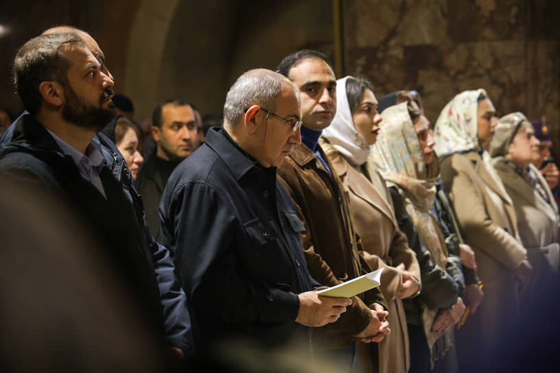 Премьер-министр Армении Никол Пашинян (второй слева) и мэр Еревана Тигран Авинян (третий слева)