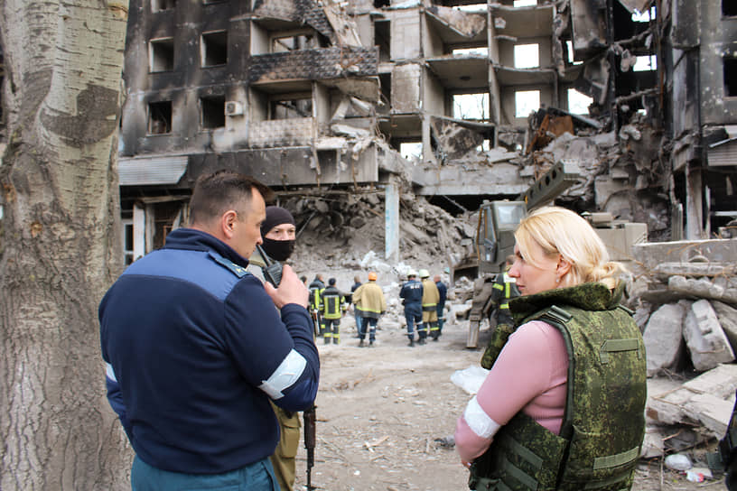 Дарья Морозова (справа) совместно с МЧС во время фиксации разрушенных ВСУ домов в Мариуполе