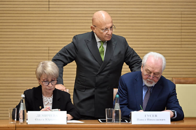 Сергей Караганов (в центре), властитель умов и главного редактора МК Павла Гусева (справа)