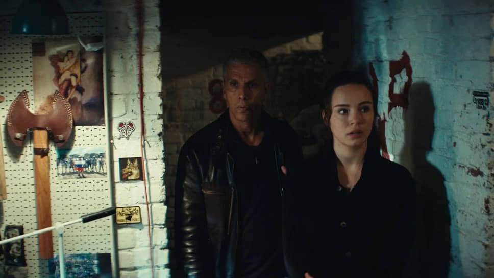 Журналистское расследование приведет Аву (Мэллори Ванек) и ее отца (Сами Буажила) в логово убийц