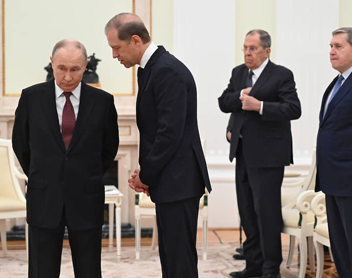 У вице-премьера Дениса Мантурова нашлись дела к Владимиру Путину за полминуты до начала переговоров