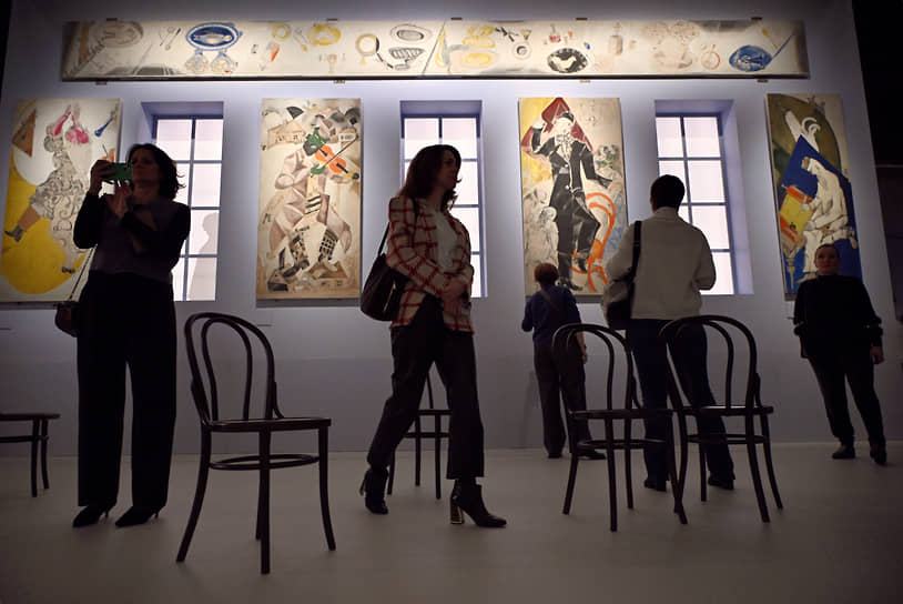 Главный аттракцион выставки — смонтированные по первоначальному замыслу панно Шагала для Еврейского театра