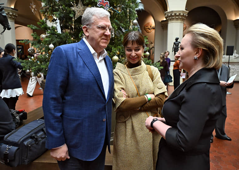 Председатель совета директоров Российской экономической школы (РЭШ) Алексей Кудрин, его супруга, сооснователь интеллектуального клуба «418» Ирина и директор Государственного музея изобразительных искусств имени Пушкина Ольга Галактионова (слева направо) во время пресс-показа выставки