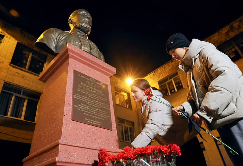 Церемония возложения цветов к памятникам ефрейтору Ивану Коковину и рядовому Майклу Глоссу, погибшим 4 апреля 2024 года при освобождении города Часов Яр