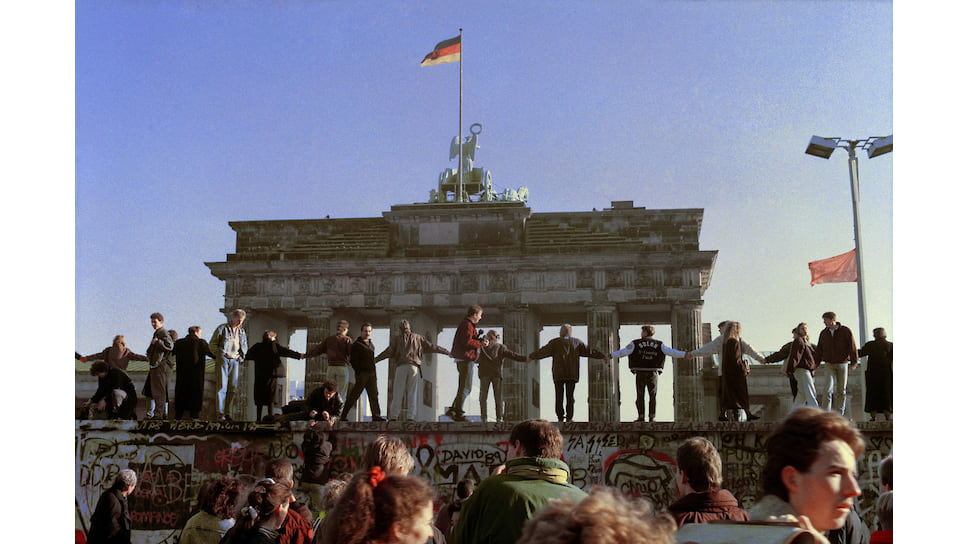 На следующий день после падения стены берлинские певцы и танцоры устроили праздник открытия границы между Западом и Востоком Германии. На фото: выступление на фоне Бранденбургских ворот