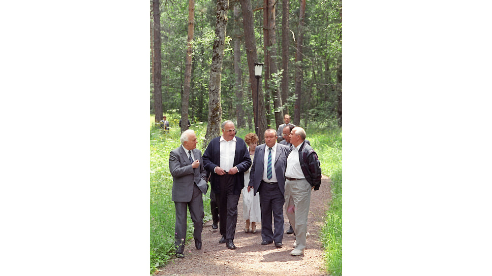 Июль 1990-го. Встреча в Архызе. Слева направо: Эдуард Шеварднадзе, Гельмут Коль, переводчик Александр Курпаков, Михаил Горбачев. На втором плане — Раиса Горбачева