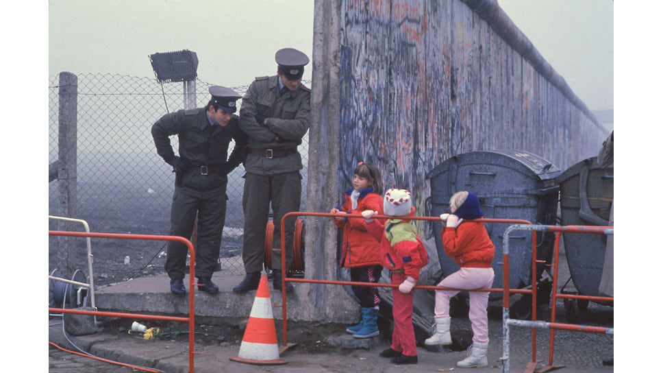 Меньше месяца после падения стены. Западноберлинские школьники по дороге домой пересекают стену по открытому пограничниками ГДР коридору