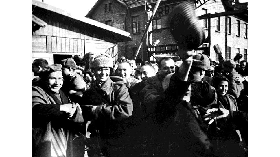 Советские солдаты освобождают один из концлагерей