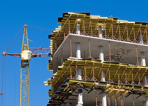 У экспертов разные мнения относительно того, стоит ли покупать или продавать готовые квартиры. Но они сходятся в одном: инвестировать в строящиеся объекты не стоит