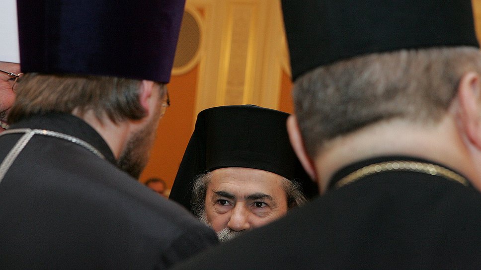 В Киеве патриарх Иерусалимский и всея Палестины ФеофилIII (в центре) оказался в сплоченных рядах священнослужителей