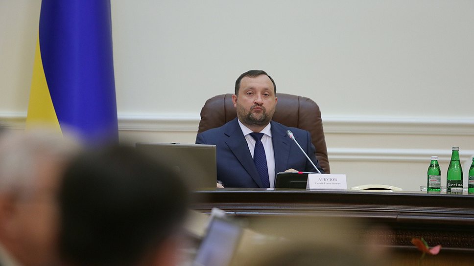Сергей Арбузов ожидает от правительства скорого прояснения ситуации с выдачей загранпаспортов 