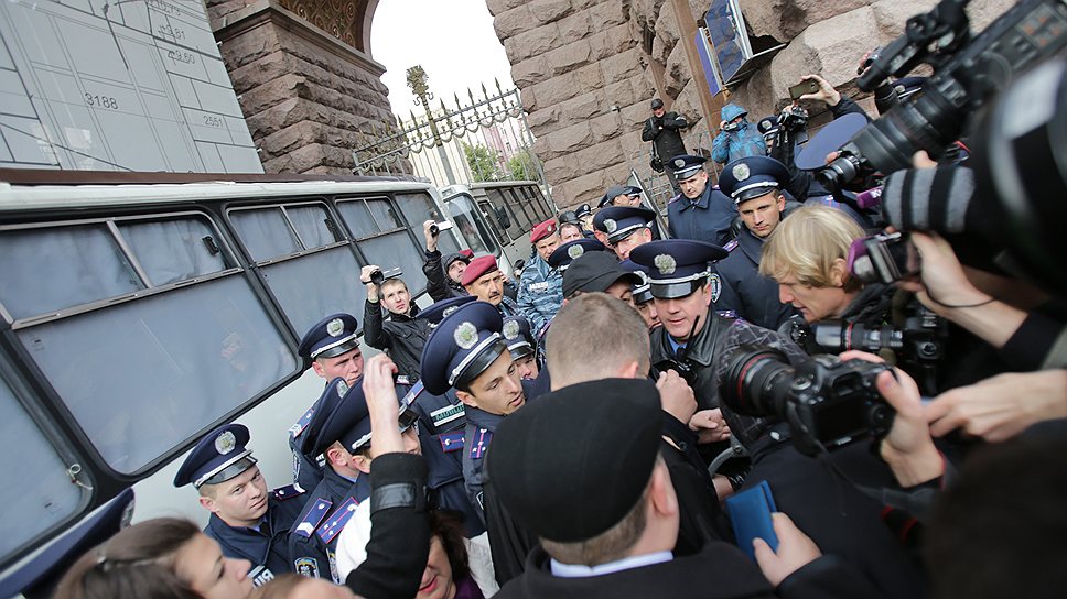 Представители оппозиции пытались помешать заседанию Киевсовета, что привело к массовым столкновениям с охранявшими здание сотрудниками милиции