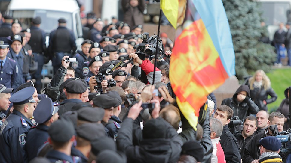 Представители оппозиции пытались помешать заседанию Киевсовета, что привело к массовым столкновениям с охранявшими здание сотрудниками милиции