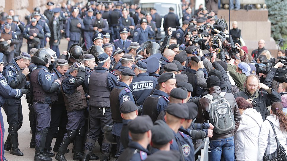 Представители оппозиции пытались помешать заседанию Киевсовета, что привело к массовым столкновениям с охранявшими здание сотрудниками милиции