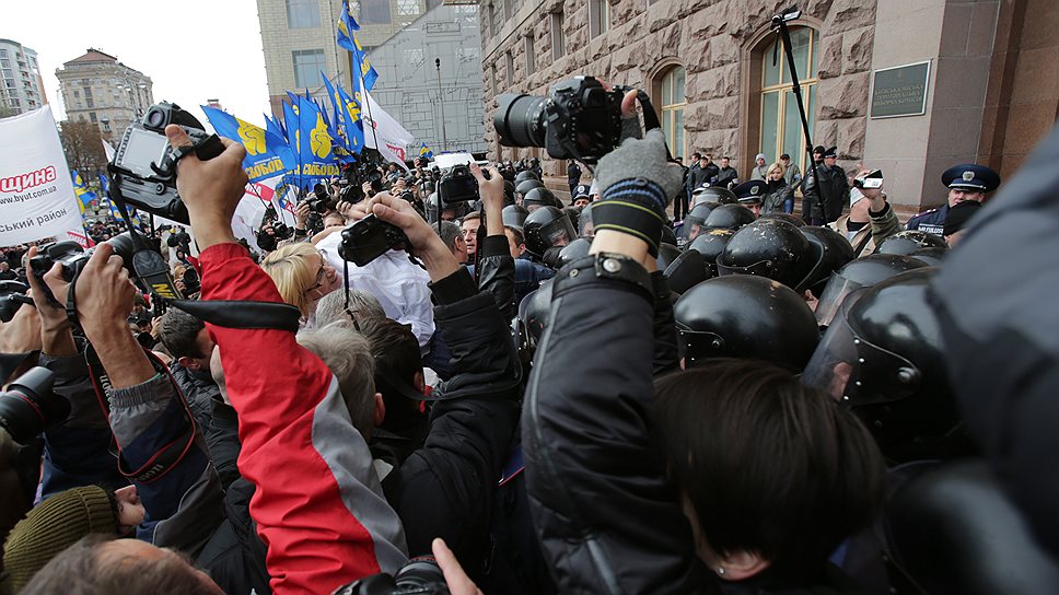 Представители оппозиции пытались помешать заседанию Киевсовета, что привело к массовым столкновениям с охранявшими здание сотрудниками милиции