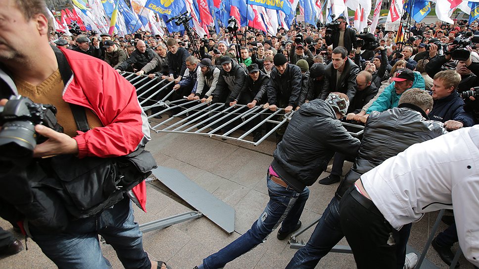 Представители оппозиции пытались помешать заседанию Киевсовета, что привело к массовым столкновениям с охранявшими здание сотрудниками милиции