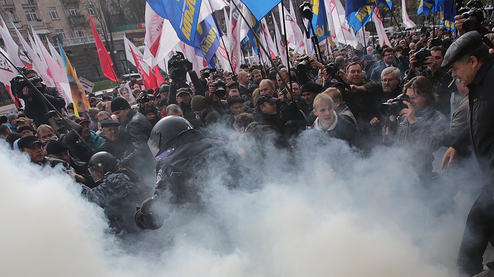 Представители оппозиции пытались помешать заседанию Киевсовета, что привело к массовым столкновениям с охранявшими здание сотрудниками милиции