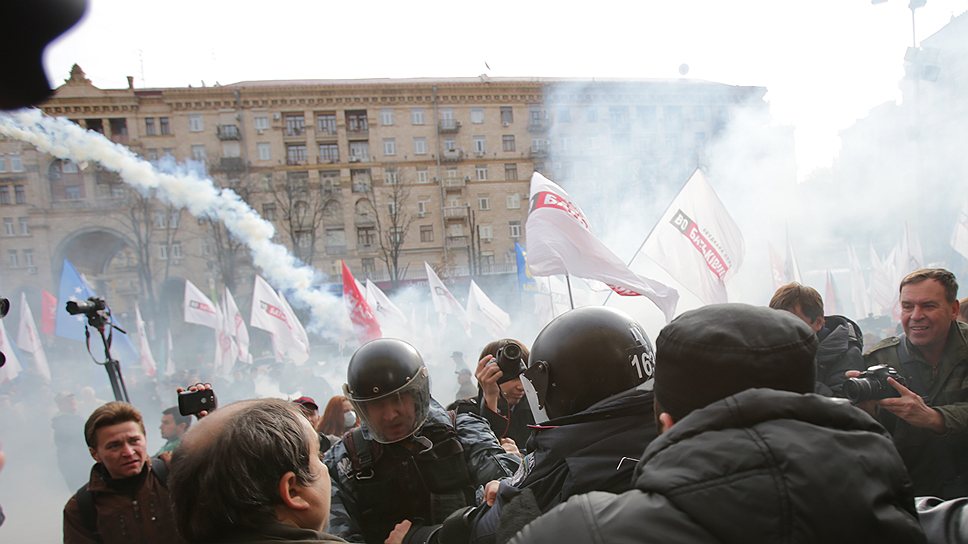 Представители оппозиции пытались помешать заседанию Киевсовета, что привело к массовым столкновениям с охранявшими здание сотрудниками милиции