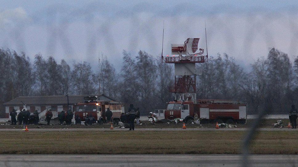 В аэропорту Казани при заходе на посадку разбился пассажирский Boeing 737-500, следовавший рейсом из Москвы. Все 50 человек, находившиеся на борту, погибли 