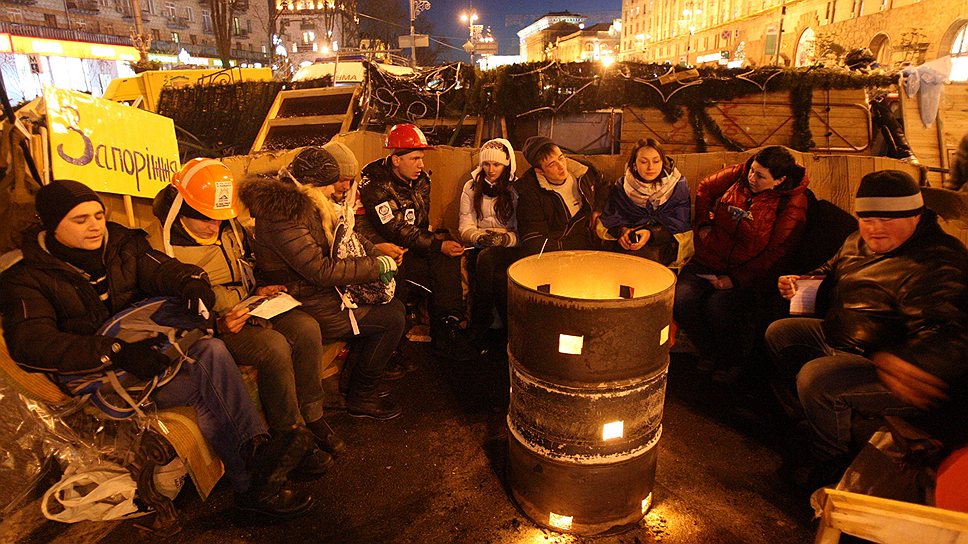 Митингующих на Майдане согревают костры и надежды на смену власти