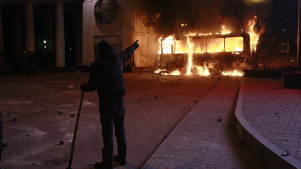 Столкновения противников власти с милицией в центре Киева перешли в затяжную стадию