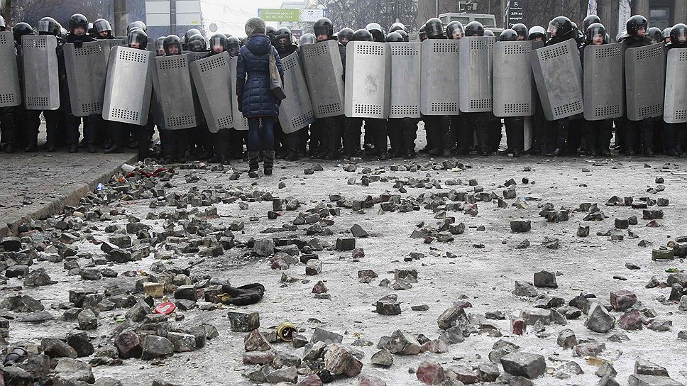 Центральные улицы Киева усыпаны резиновыми пулями и разобранной брусчаткой