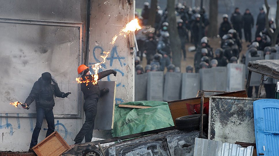 Потушить страсти на киевской улице Грушевского силовикам пока не удается