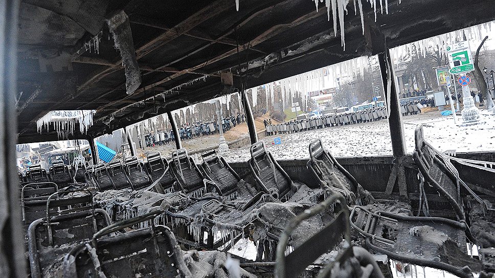 Сгоревший милицейский автобус на улице Грушевского в Киеве 
