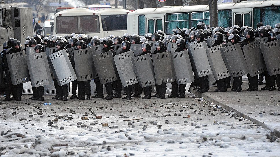 Столкновения противников власти с милицией в центре Киева перешли в затяжную стадию