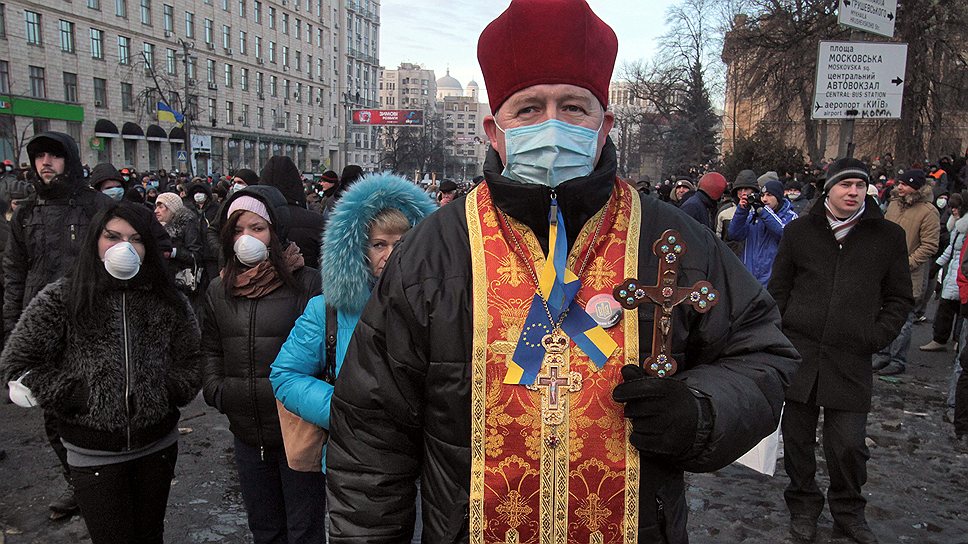 Священники читают молитвы на месте противостояния в центре Киева