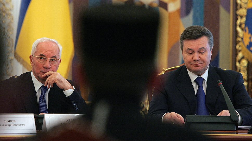 Желание Николая Азарова (слева) отойти от дел возникло на фоне неопределенности с кандидатурой будущего премьера, которую Виктору Януковичу еще предстоит определить 