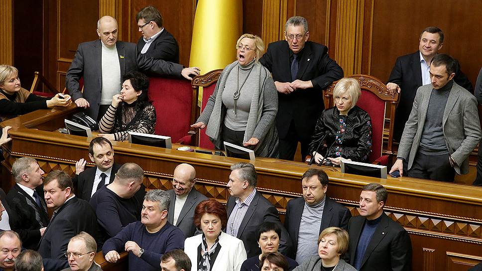  Февраль 2014 г. Украина, Киев
Заседание Верховной рады Украины (ВРУ). Оппозиция заблокировала президиум.