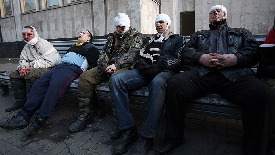 Евромайдан. Противостояние в правительственном квартале. Раненые бойцы Самообороны.
