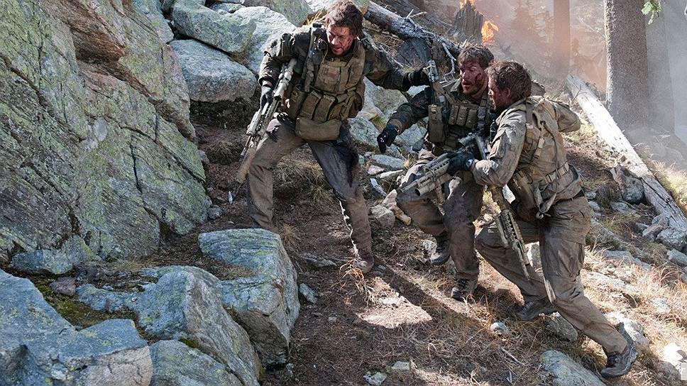 Кадр из фильма &quot;Уцелевший&quot; (Lone Survivor) режиссера Питера Берга, США, 2012.