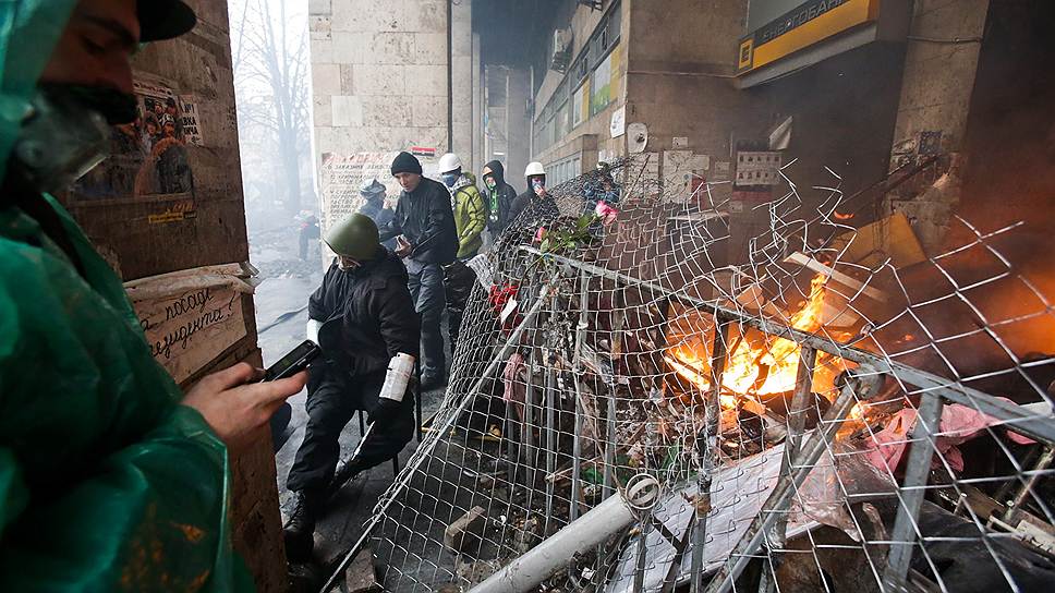 Евромайдан после ночи противостояния. Уличные бои не утихают. Барикада в направлении Европейской площади возле горевшего ночью Дома Профсоюзов.