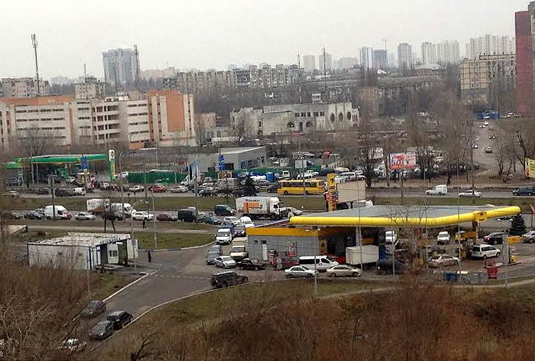 Спрос на топливо на киевских АЗС вырос в три-четыре раза из-за слухов о перебоях с поставками.