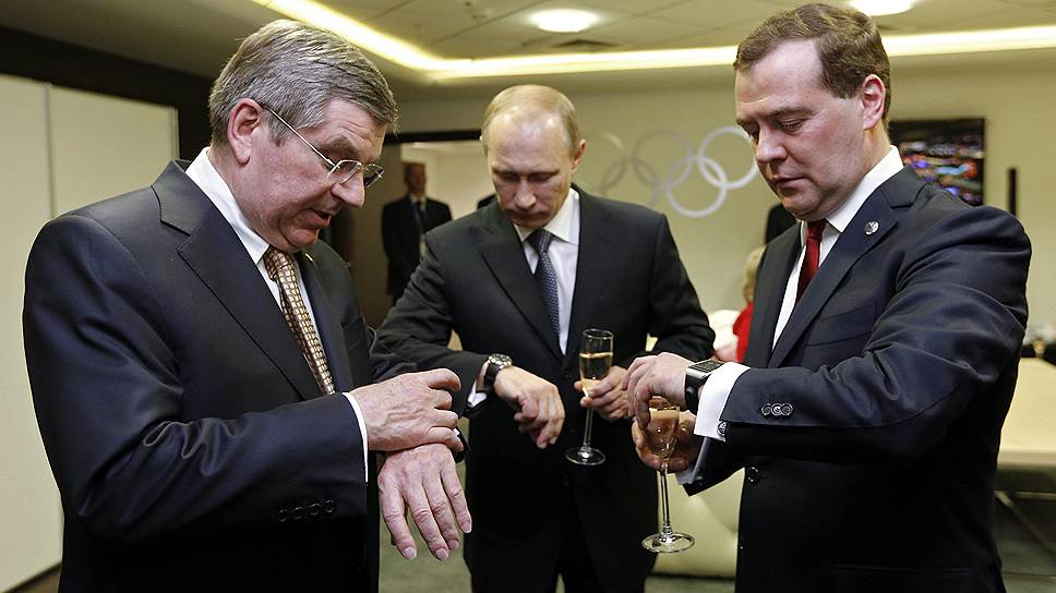 Председатель Международного олимпийскойго комитета Жак Рогге, президент и премьер-министр России Владимир Путин и Дмитрий Медведев
