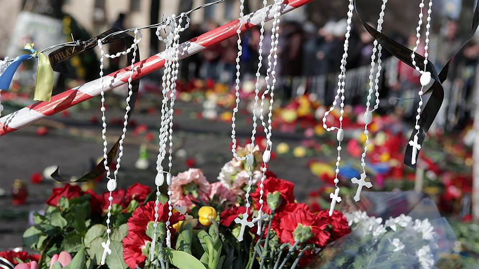 Цветы на месте расстрела активистов Евромайдана 20 февраля 2014 года на улице Институтской