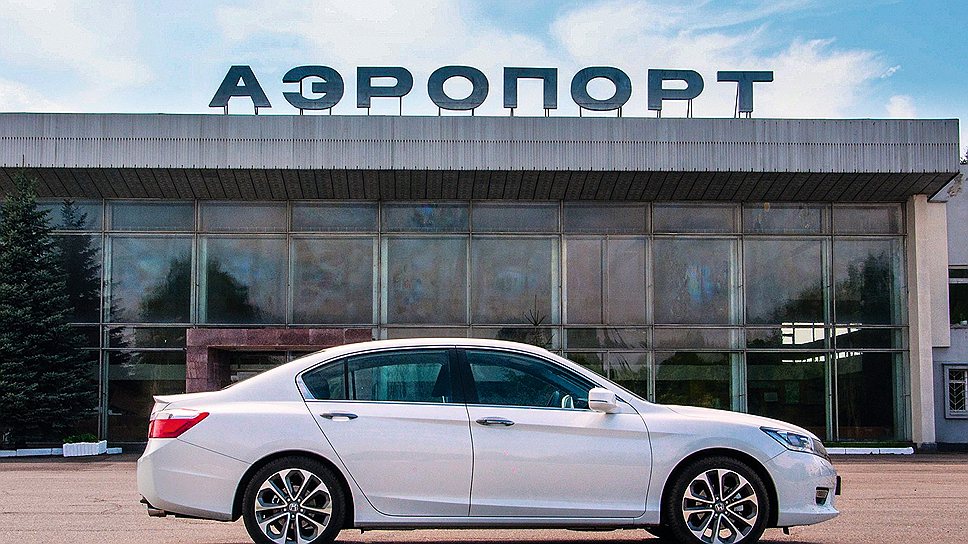 Времена, когда за горячий темперамент «аккорды» называли «японскими Alfa Romeo» безвозвратно прошли. Дизайн не цепляет? Таковы законы жанра — теперь это солидный седан совсем другого класса для более представительной аудитории. И у него множество козырей, которых у предшественников отродясь не было