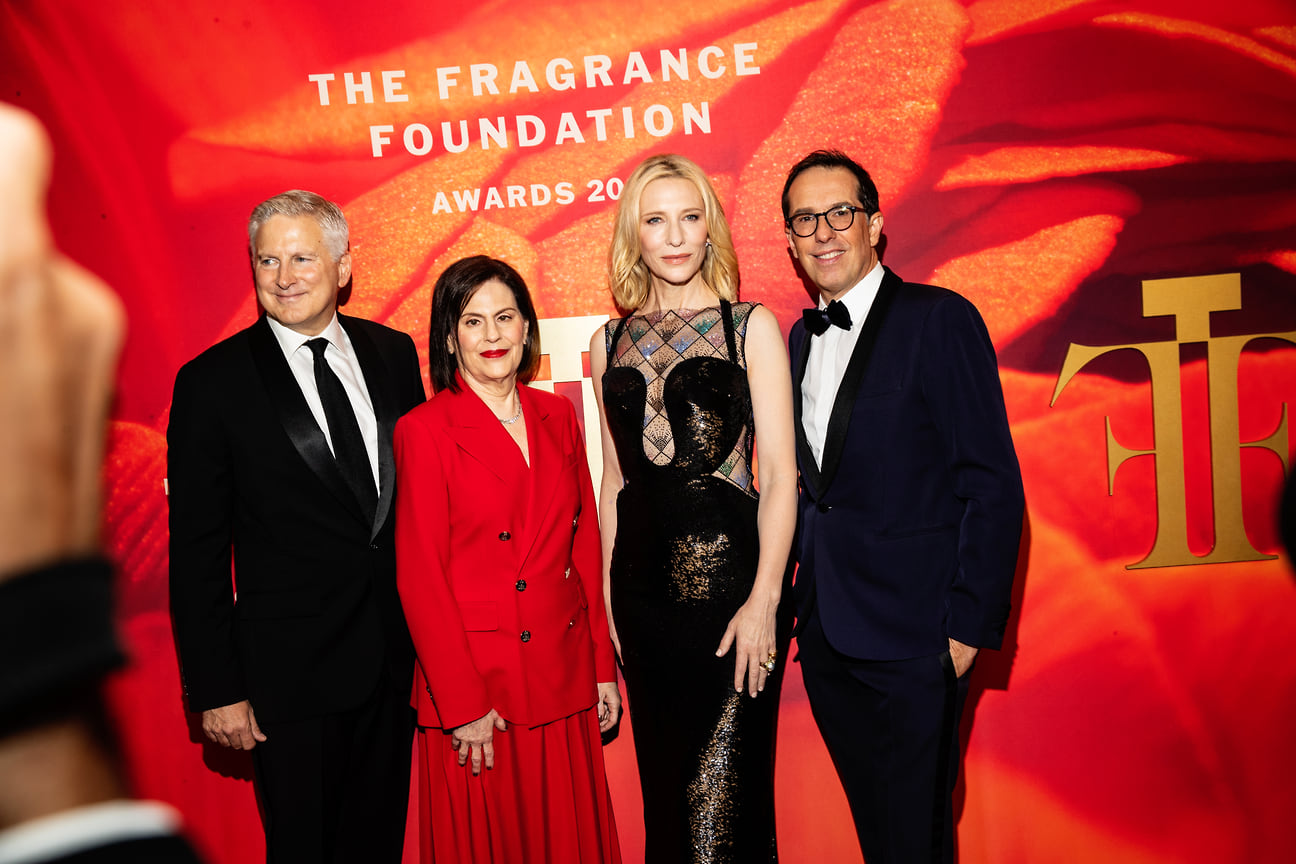 Слева направо: председатель исполнительного комитета TFF и президент Fine Fragrance Foundation Worldwide DSM-Firmenich Джерри Виттория, президент TFF Линда Г. Леви, Кейт Бланшетт, главный исполнительный директор L’Oréal Николя Иеронимус