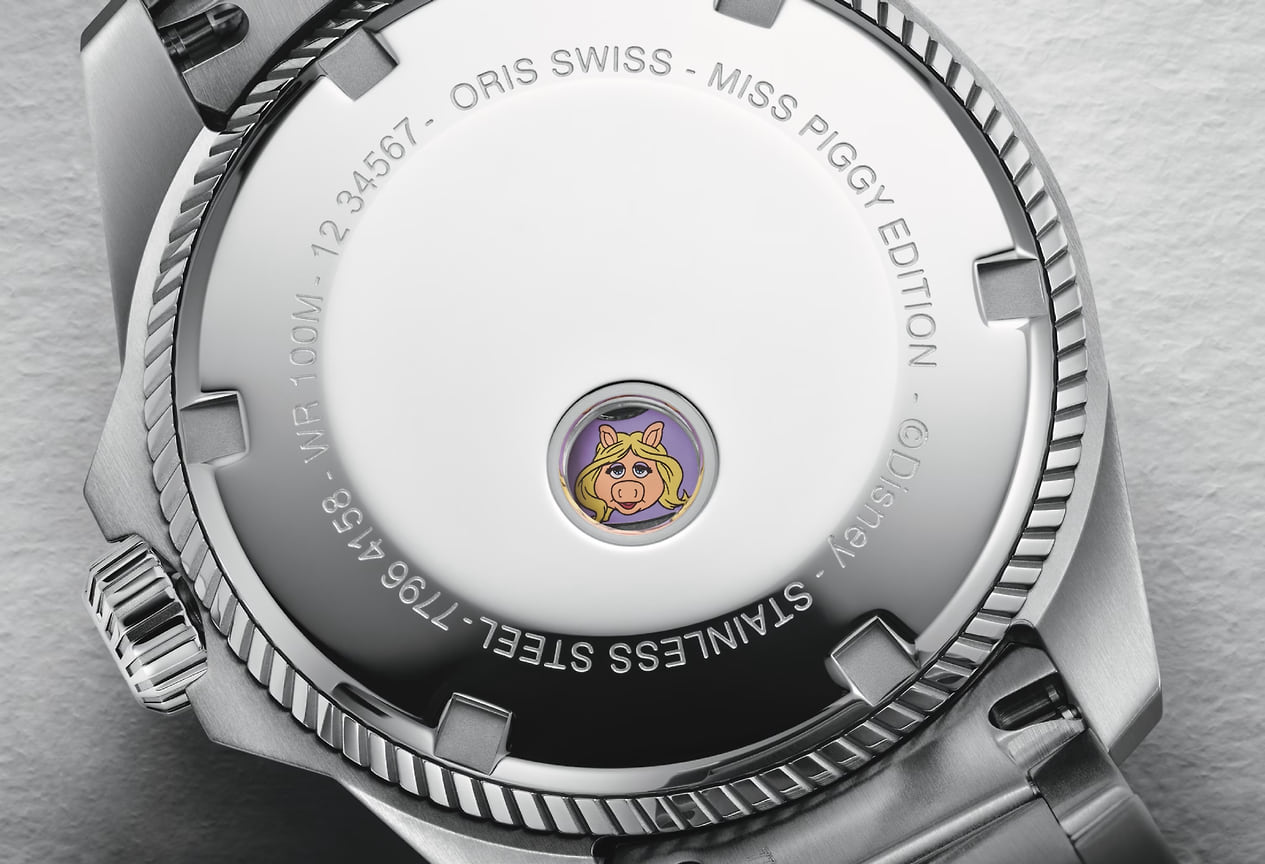 Обратная сторона часов Oris ProPilot X Miss Piggy Edition