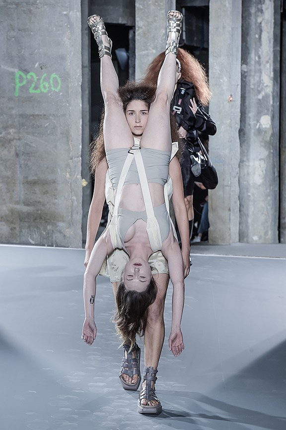 Показ коллекции Rick Owens сезона «весна-лето 2016»