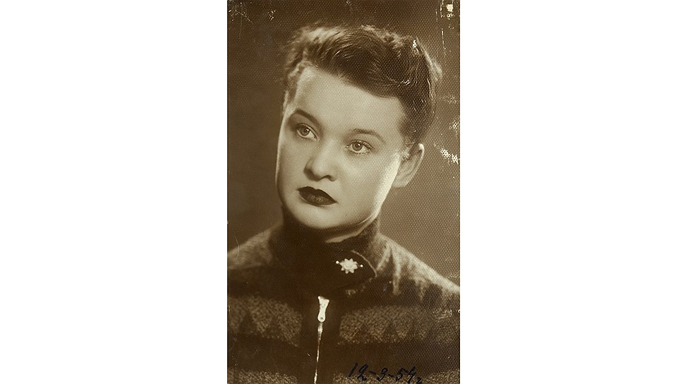 Фотография Людмилы Гурченко, сделанная во время ее учебы на I курсе института, 1954.