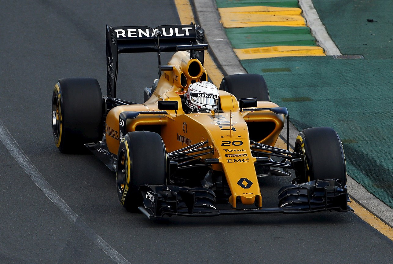 Пилот Кевин Магнуссен за рулем автомобиля команды Renault F1