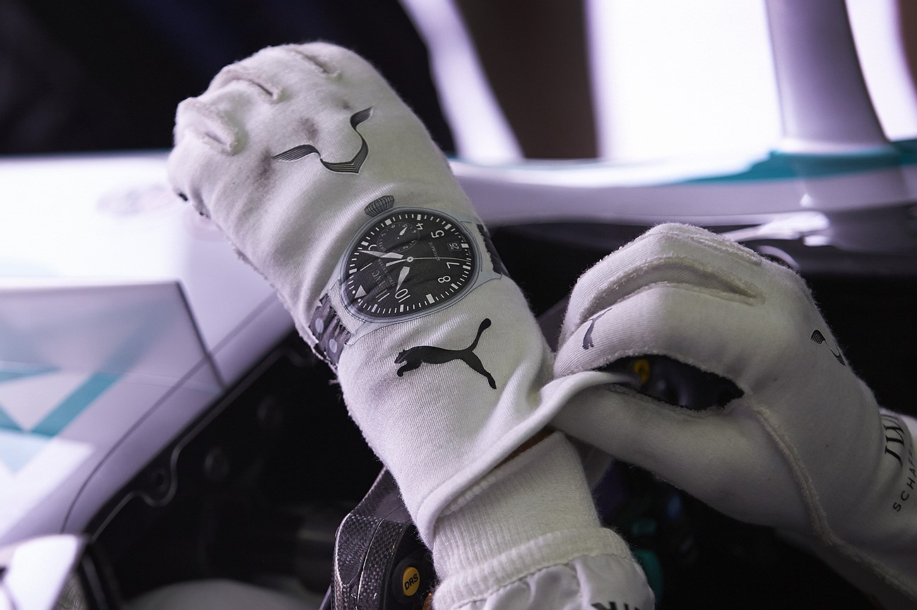 Изображение часов IWC Big Pilot, нанесенное на перчатку пилота команды Mercedes AMG Petronas Льюиса Хэмилтона