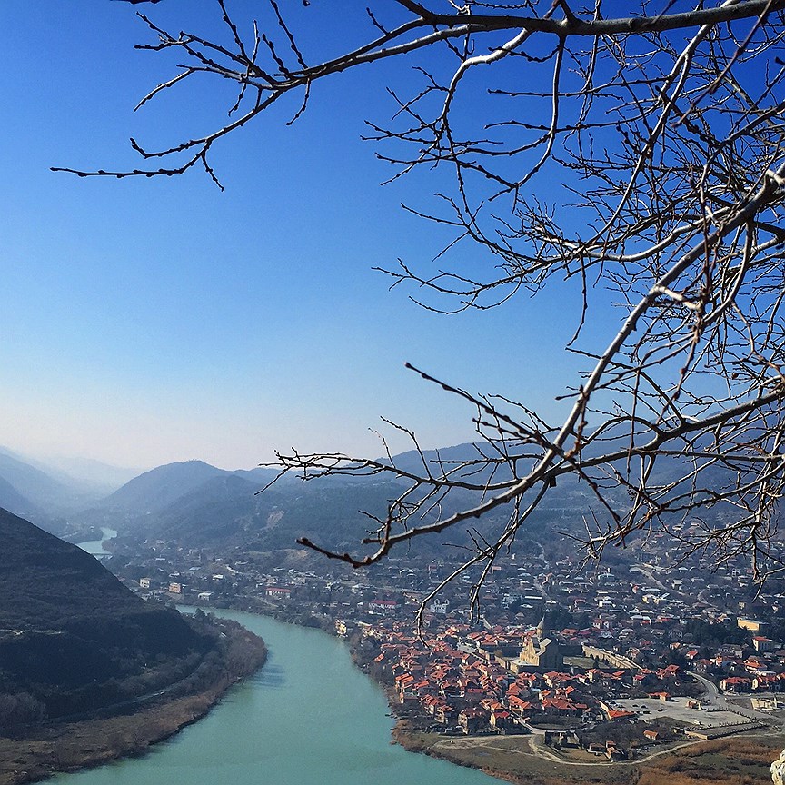 Знаменитое место слияния двух рек Арагвы и Куры, описанное Лермонтовым во вступлении к поэме «Мцыри»