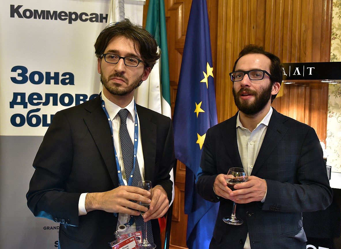 Советник по печати посольства Италии в России Филиппо Чинти (слева)