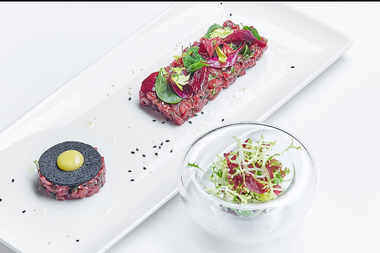 Тартар из утки с кунжутом и маринованным желтком