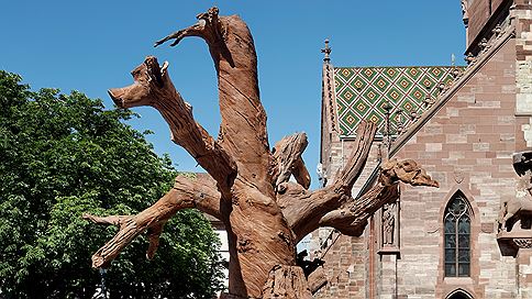 "Iron Tree"  Ай Вэйвэй